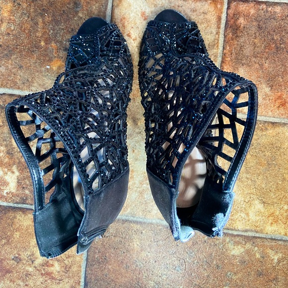 Le Chateau black diamond netted heels/stilettos - Picture 5 of 6